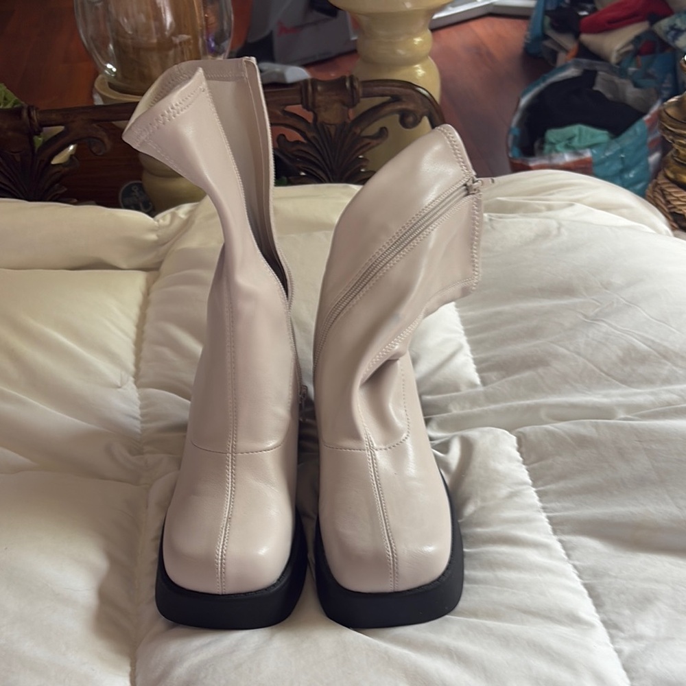Women's Steve Madden knockoff Cream Ankle Boots size 7.5 great condition.